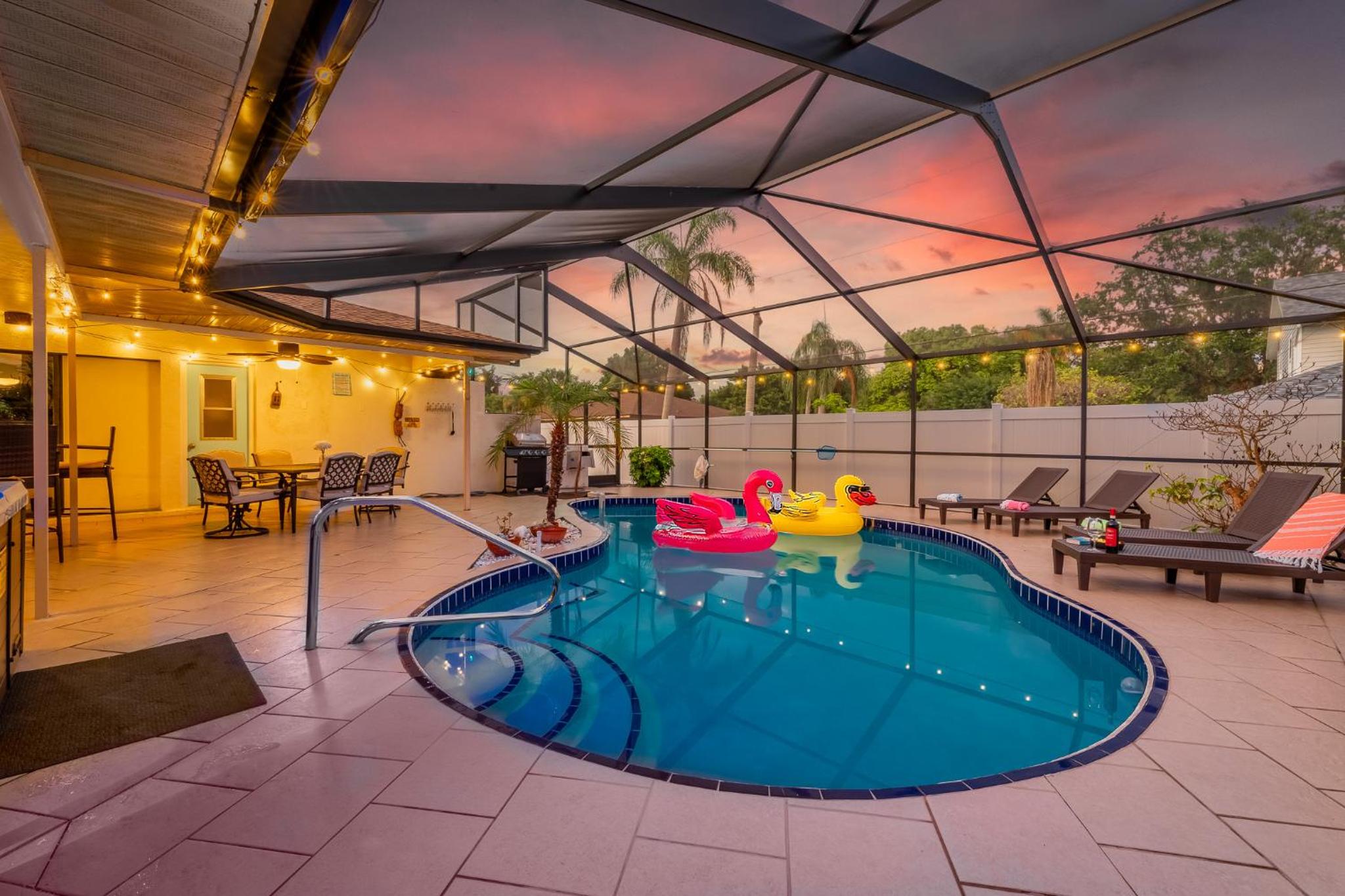 Family & Pet Friendly Bradenton House - Heated Pool -Hot Tub -EV Chrger-Near Beaches