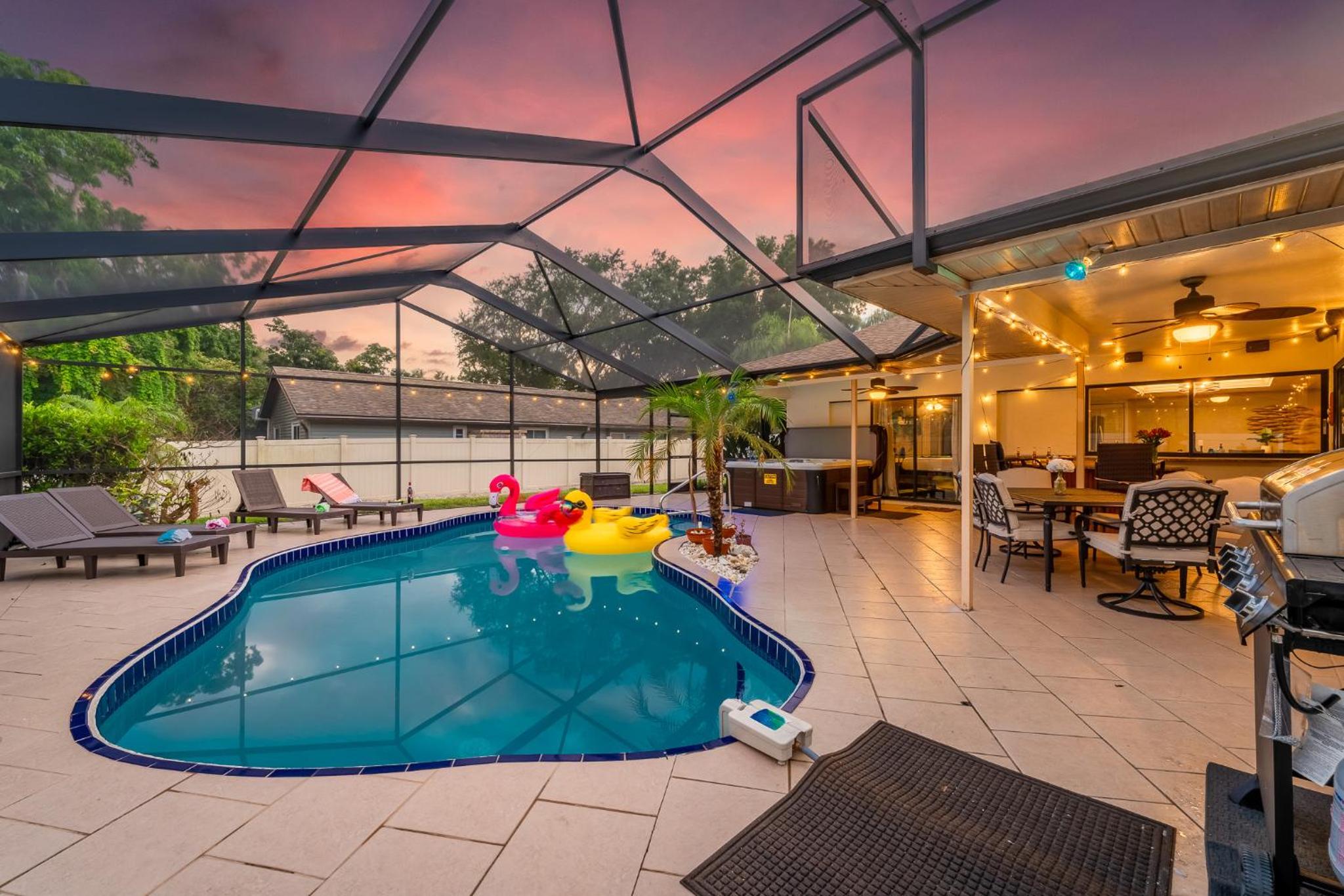 Family & Pet Friendly Bradenton House - Heated Pool -Hot Tub -EV Chrger-Near Beaches