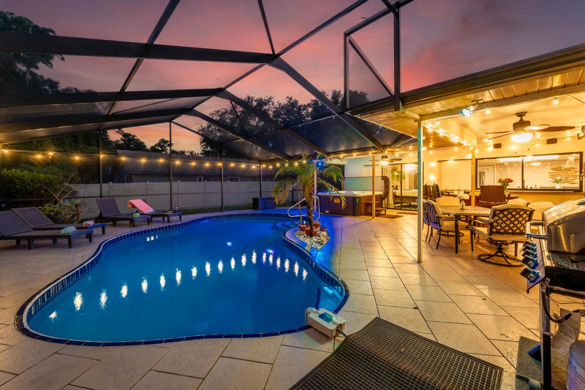 Family & Pet Friendly Bradenton House - Heated Pool -Hot Tub -EV Chrger-Near Beaches