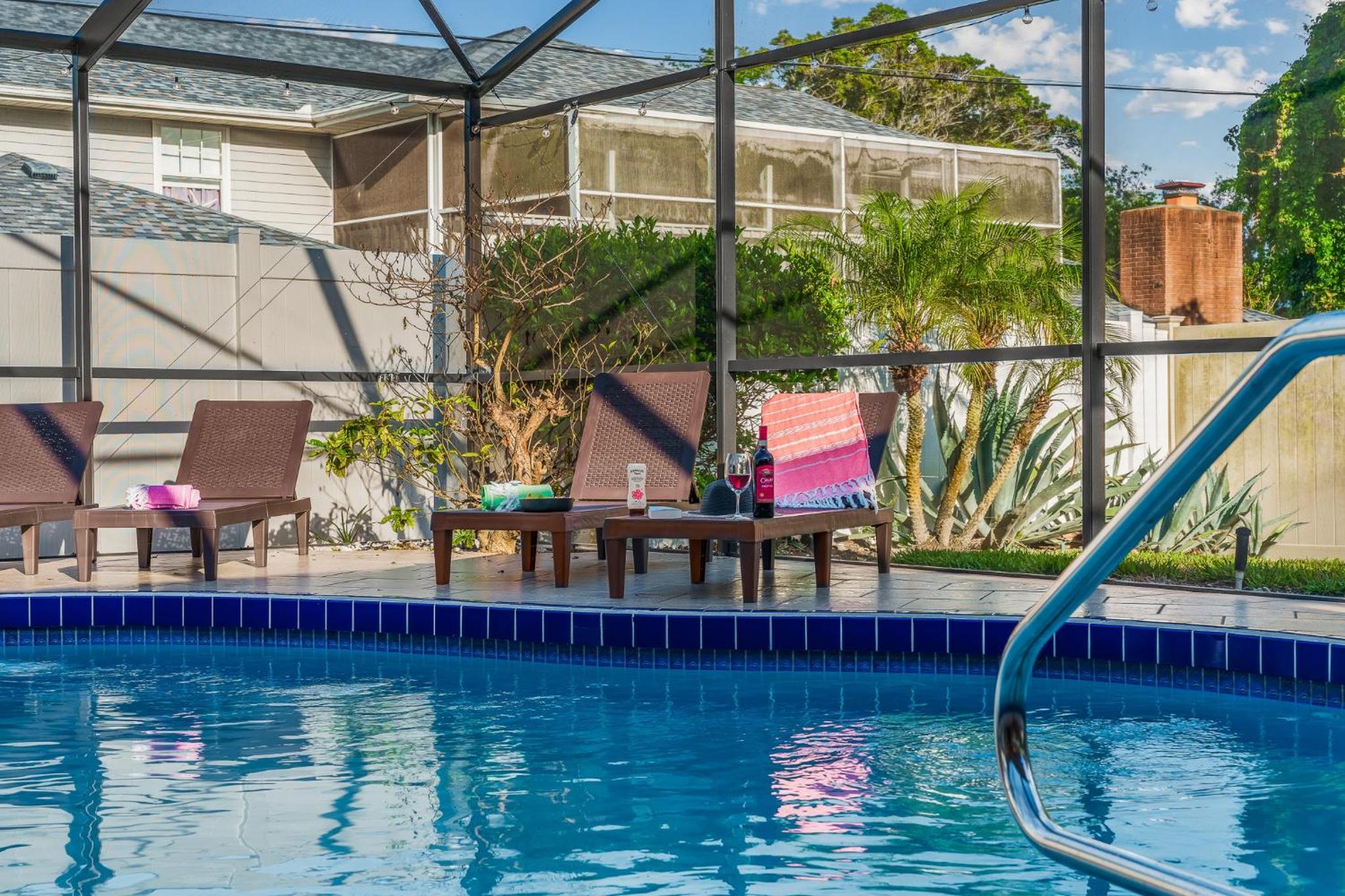 Family & Pet Friendly Bradenton House - Heated Pool -Hot Tub -EV Chrger-Near Beaches