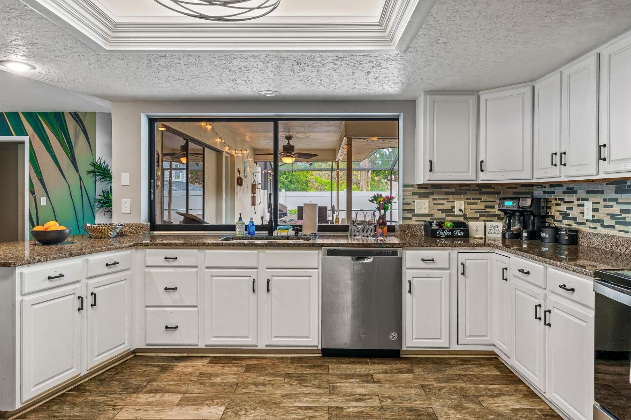 Family & Pet Friendly Bradenton House - Heated Pool -Hot Tub -EV Chrger-Near Beaches