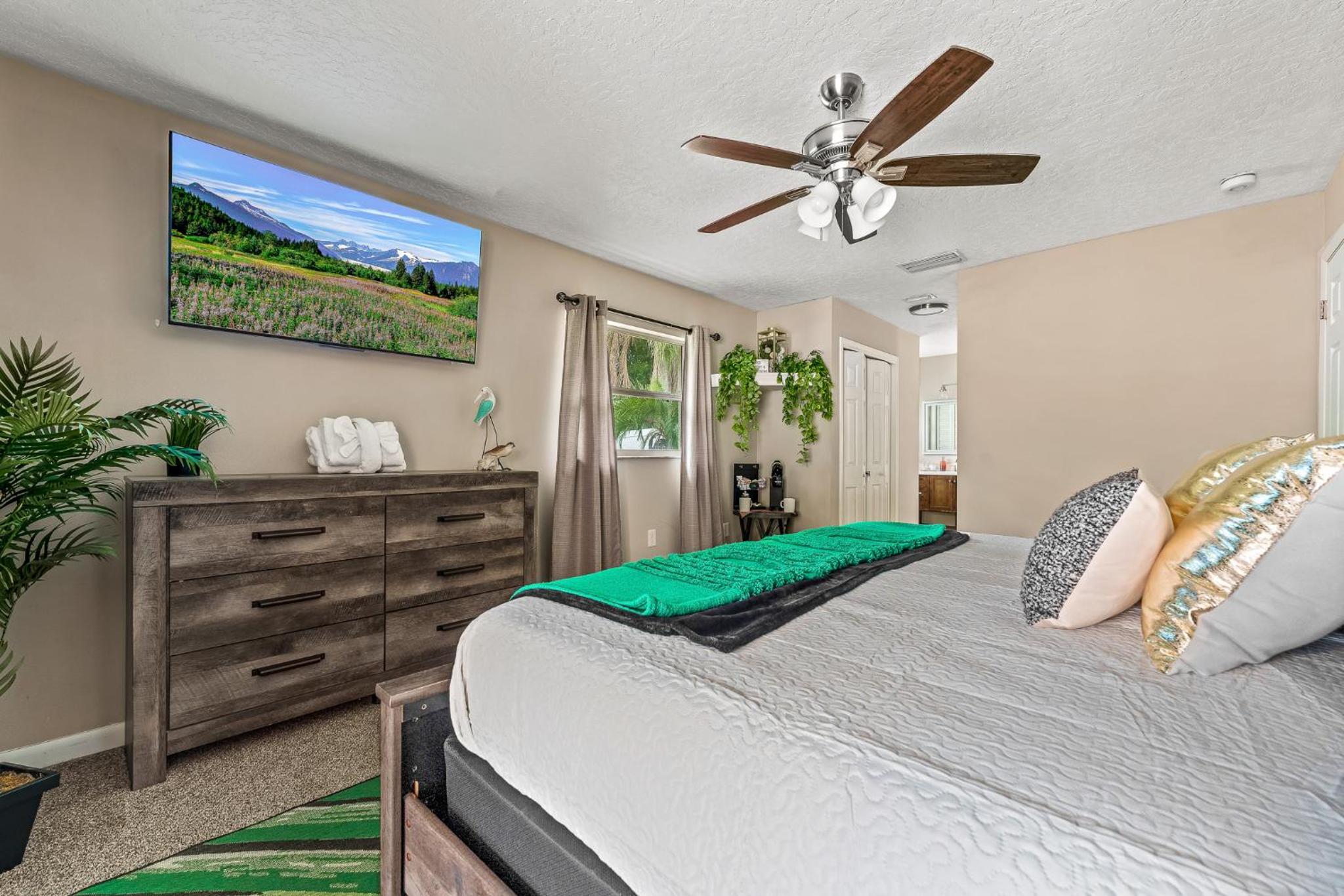 Family & Pet Friendly Bradenton House - Heated Pool -Hot Tub -EV Chrger-Near Beaches