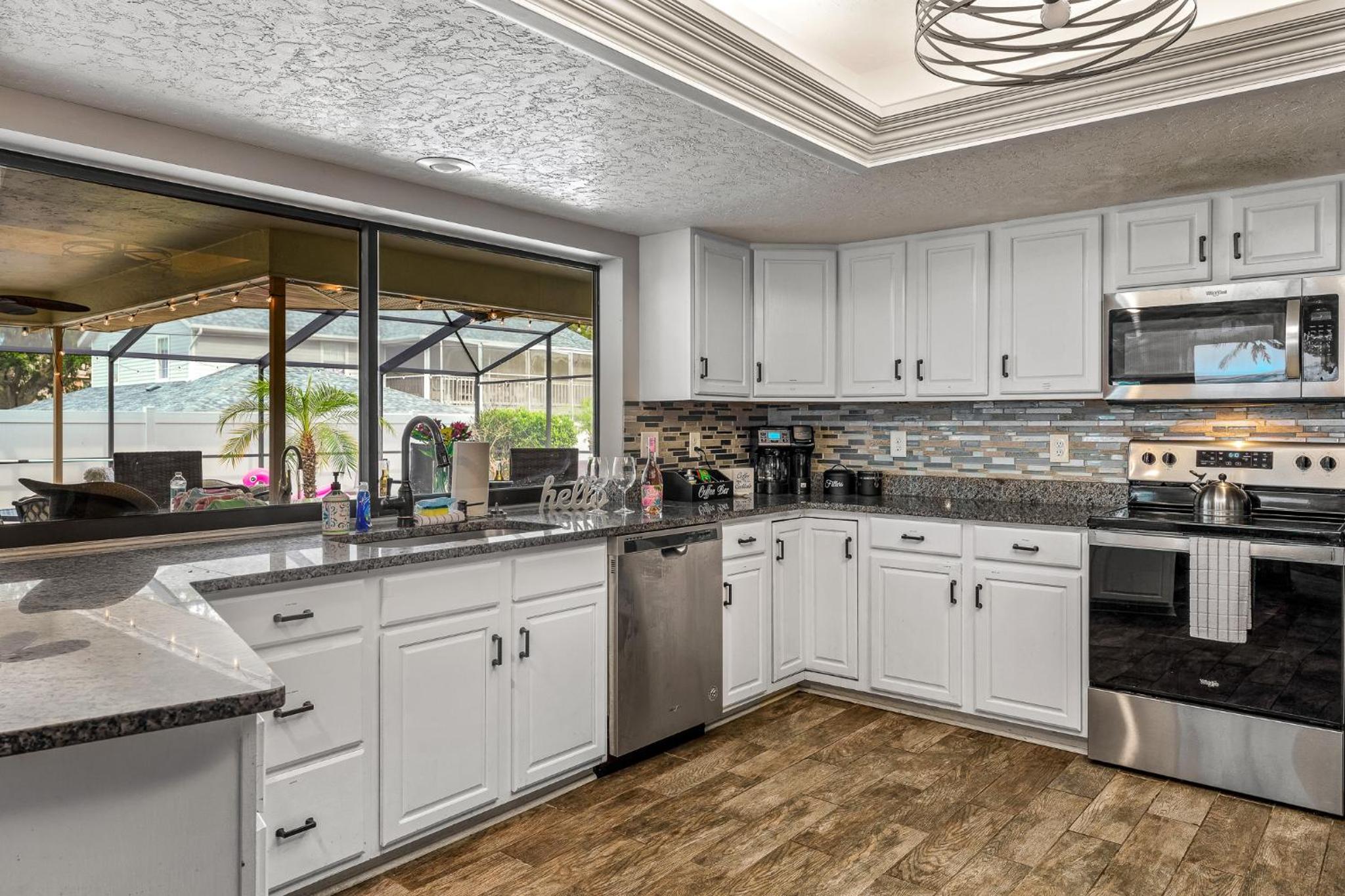 Family & Pet Friendly Bradenton House - Heated Pool -Hot Tub -EV Chrger-Near Beaches