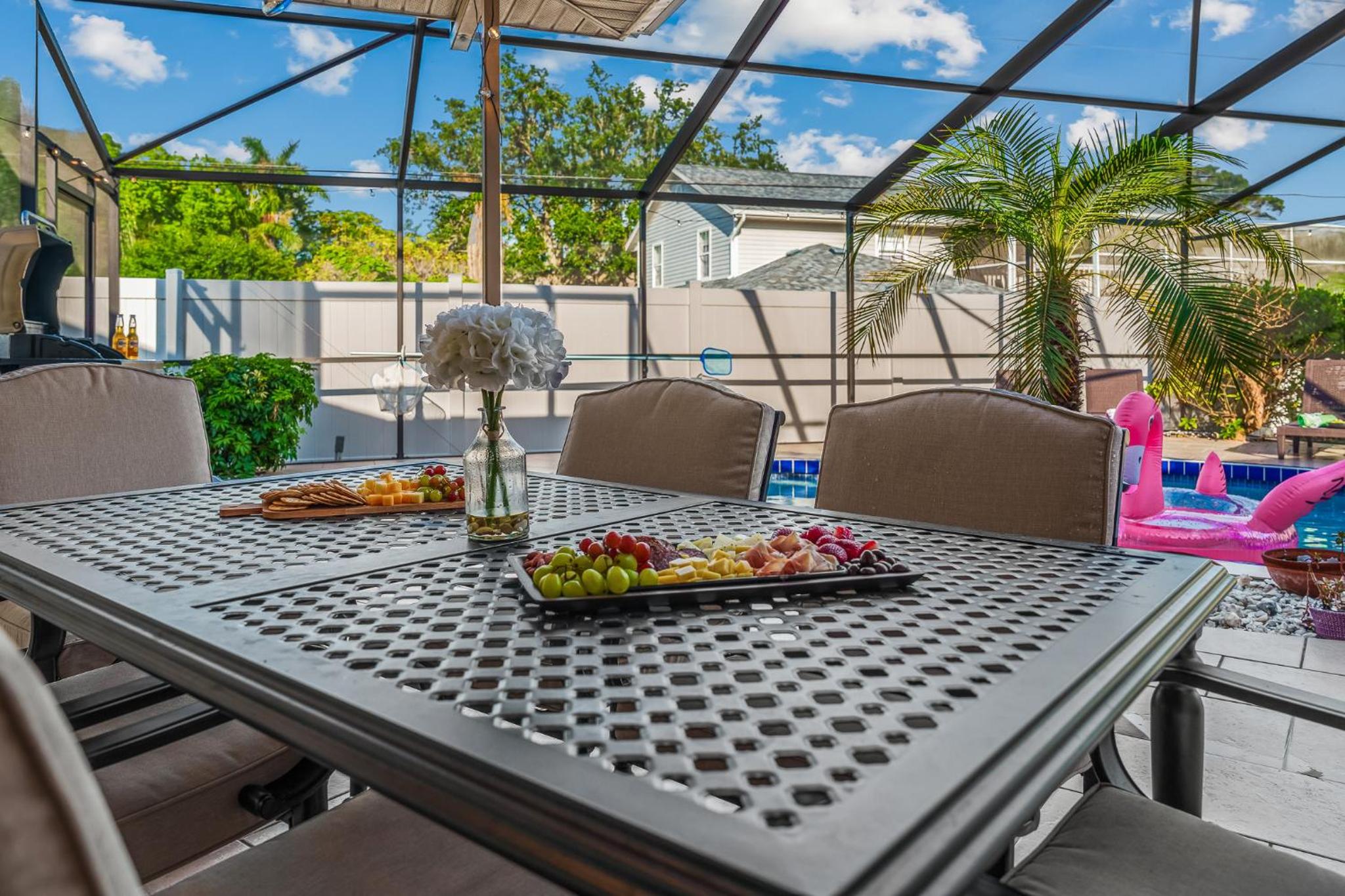 Family & Pet Friendly Bradenton House - Heated Pool -Hot Tub -EV Chrger-Near Beaches