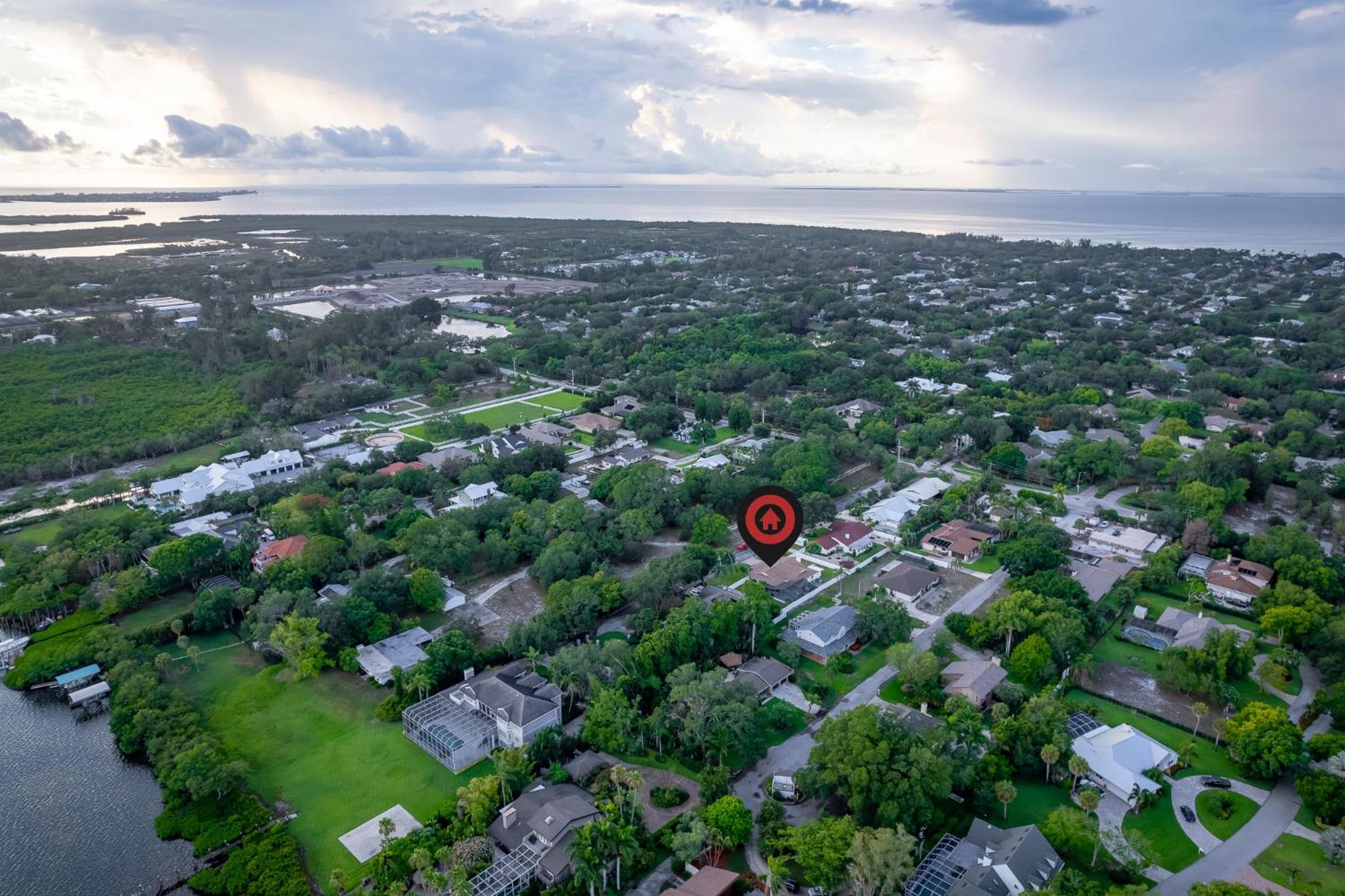 Family & Pet Friendly Bradenton House - Heated Pool -Hot Tub -EV Chrger-Near Beaches