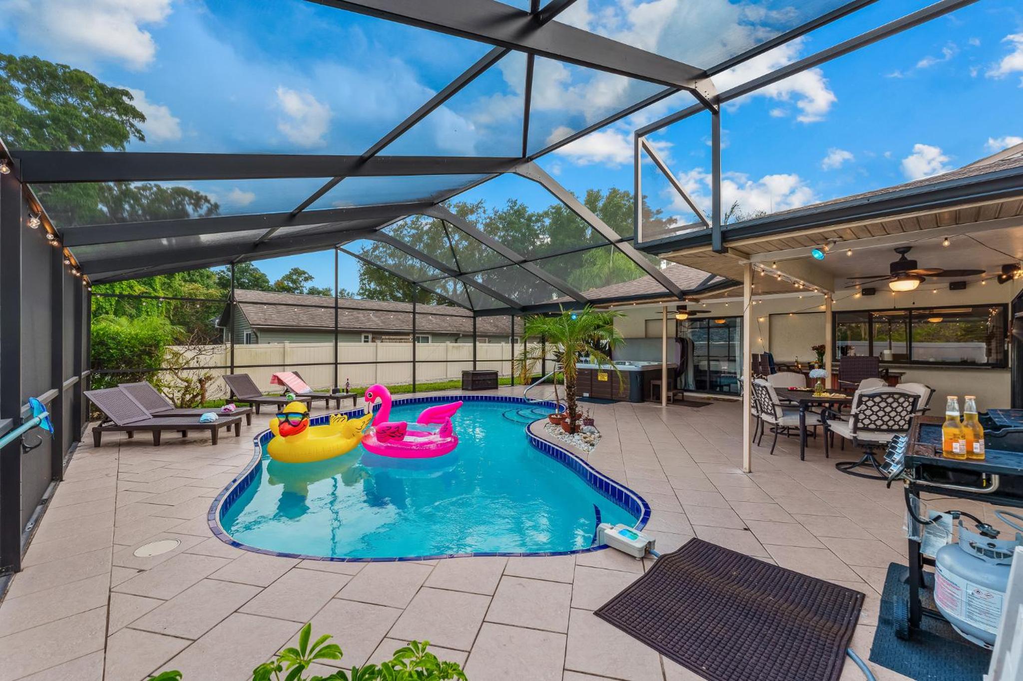 Family & Pet Friendly Bradenton House - Heated Pool -Hot Tub -EV Chrger-Near Beaches