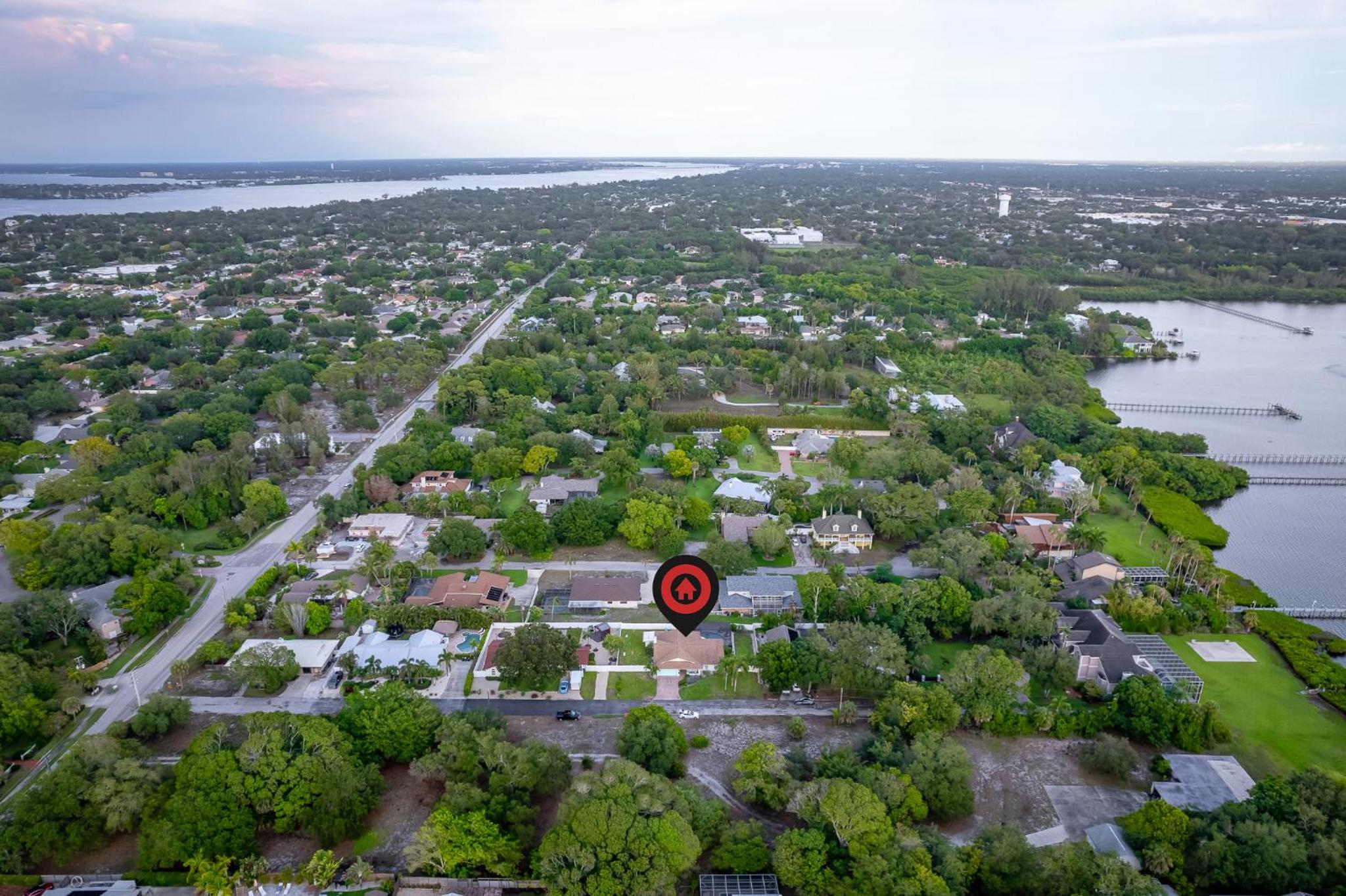 Family & Pet Friendly Bradenton House - Heated Pool -Hot Tub -EV Chrger-Near Beaches