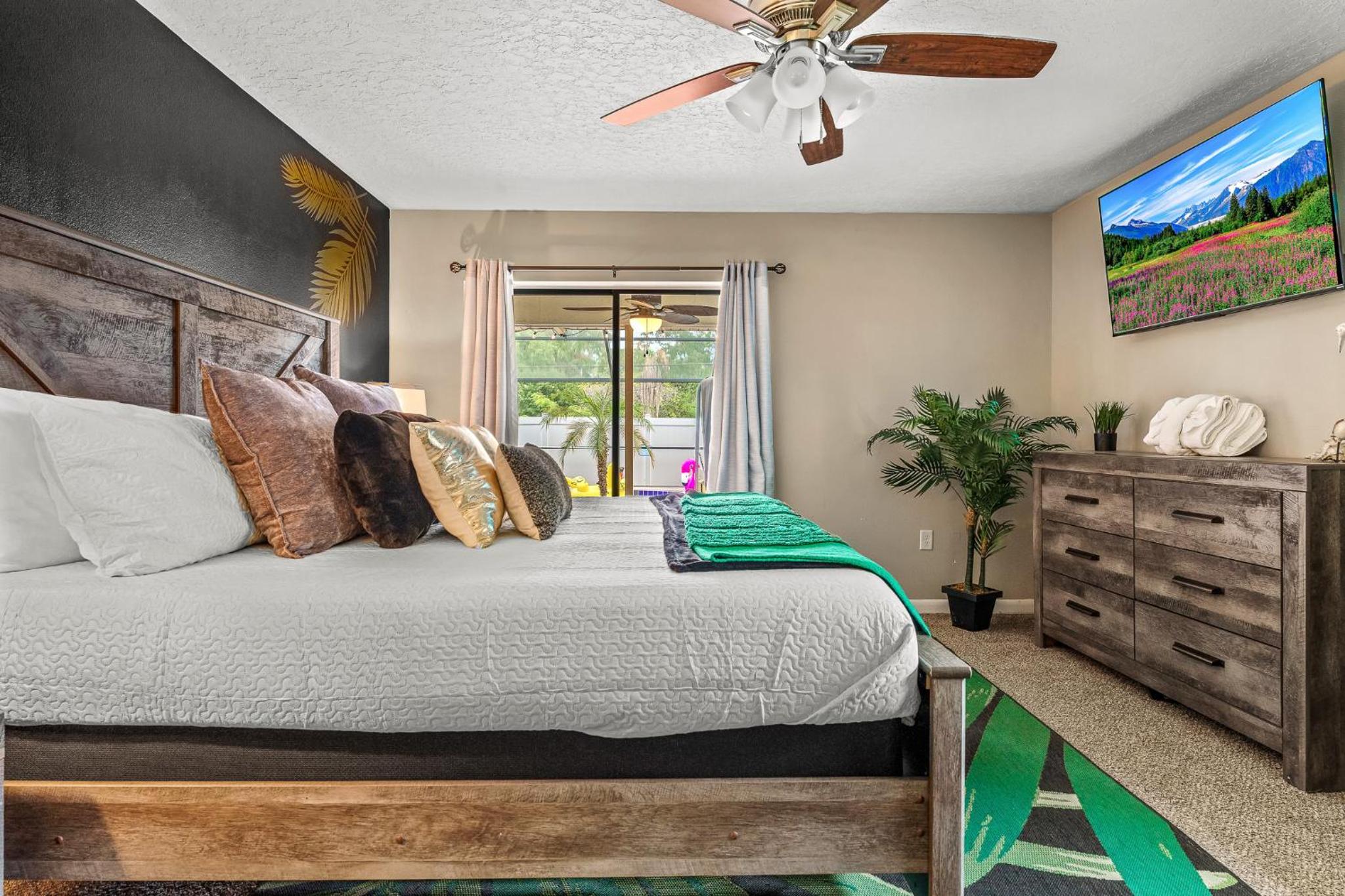 Family & Pet Friendly Bradenton House - Heated Pool -Hot Tub -EV Chrger-Near Beaches