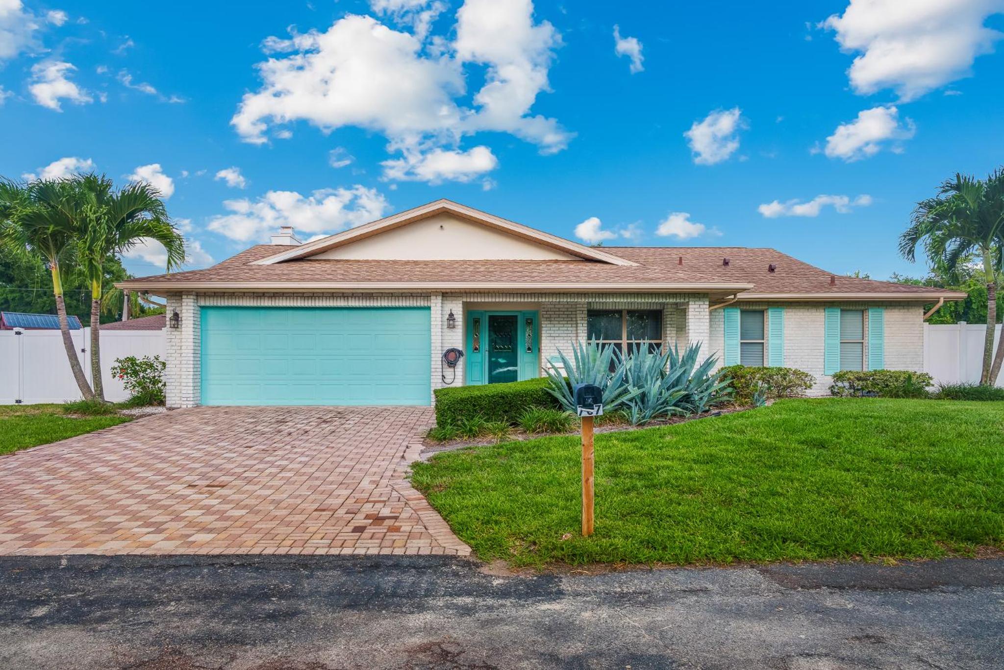 Family & Pet Friendly Bradenton House - Heated Pool -Hot Tub -EV Chrger-Near Beaches