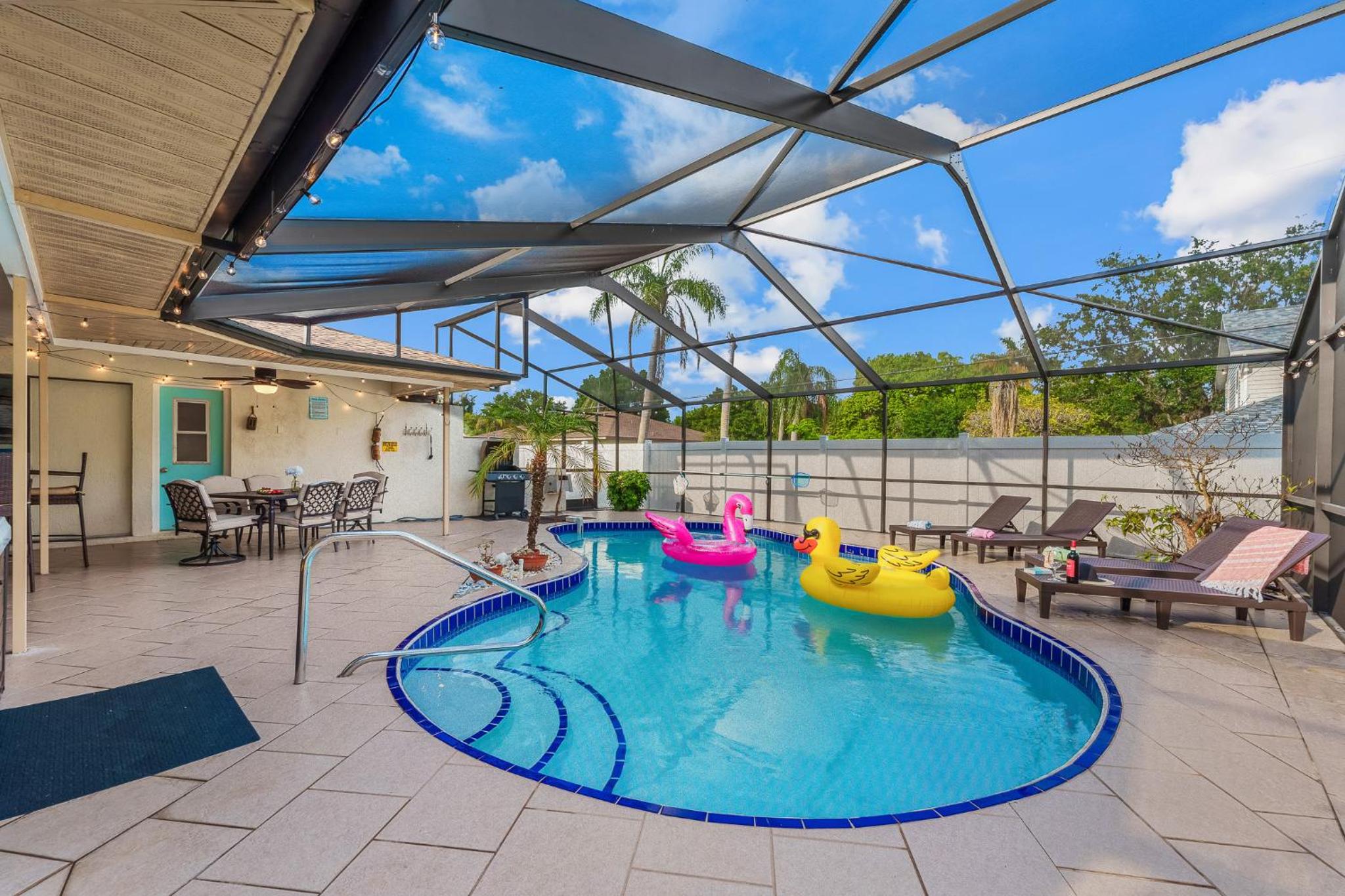 Family & Pet Friendly Bradenton House - Heated Pool -Hot Tub -EV Chrger-Near Beaches