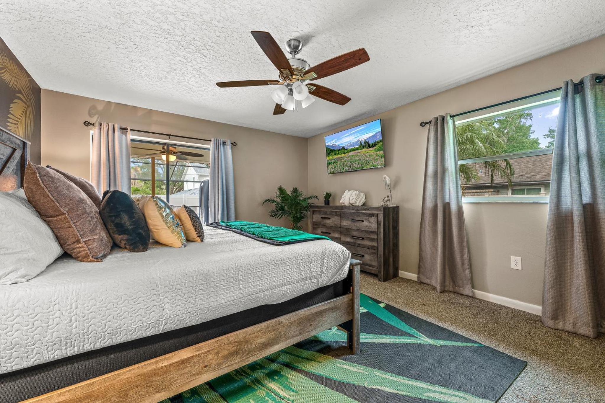 Family & Pet Friendly Bradenton House - Heated Pool -Hot Tub -EV Chrger-Near Beaches