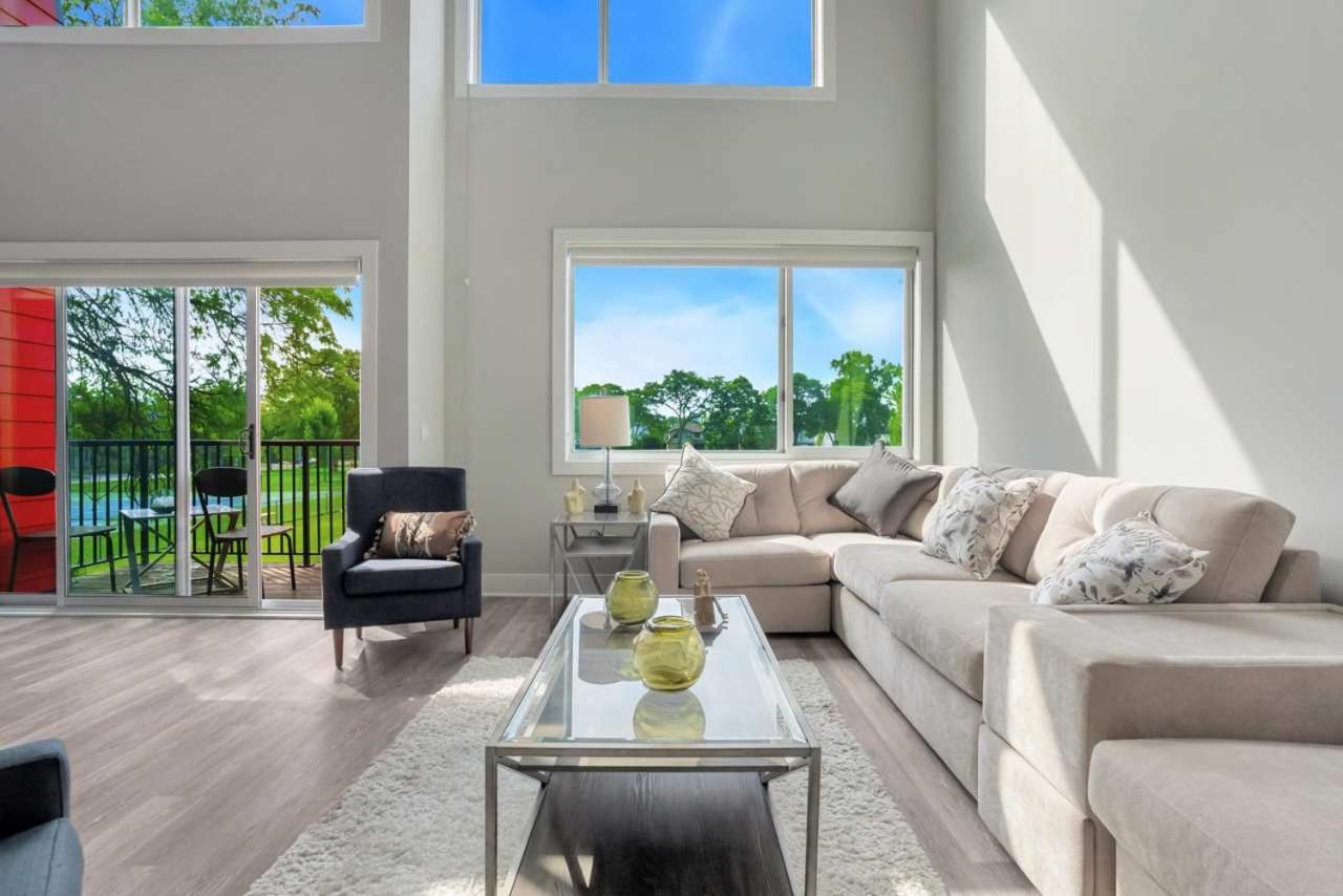 Luxe Condo Overlooking Park