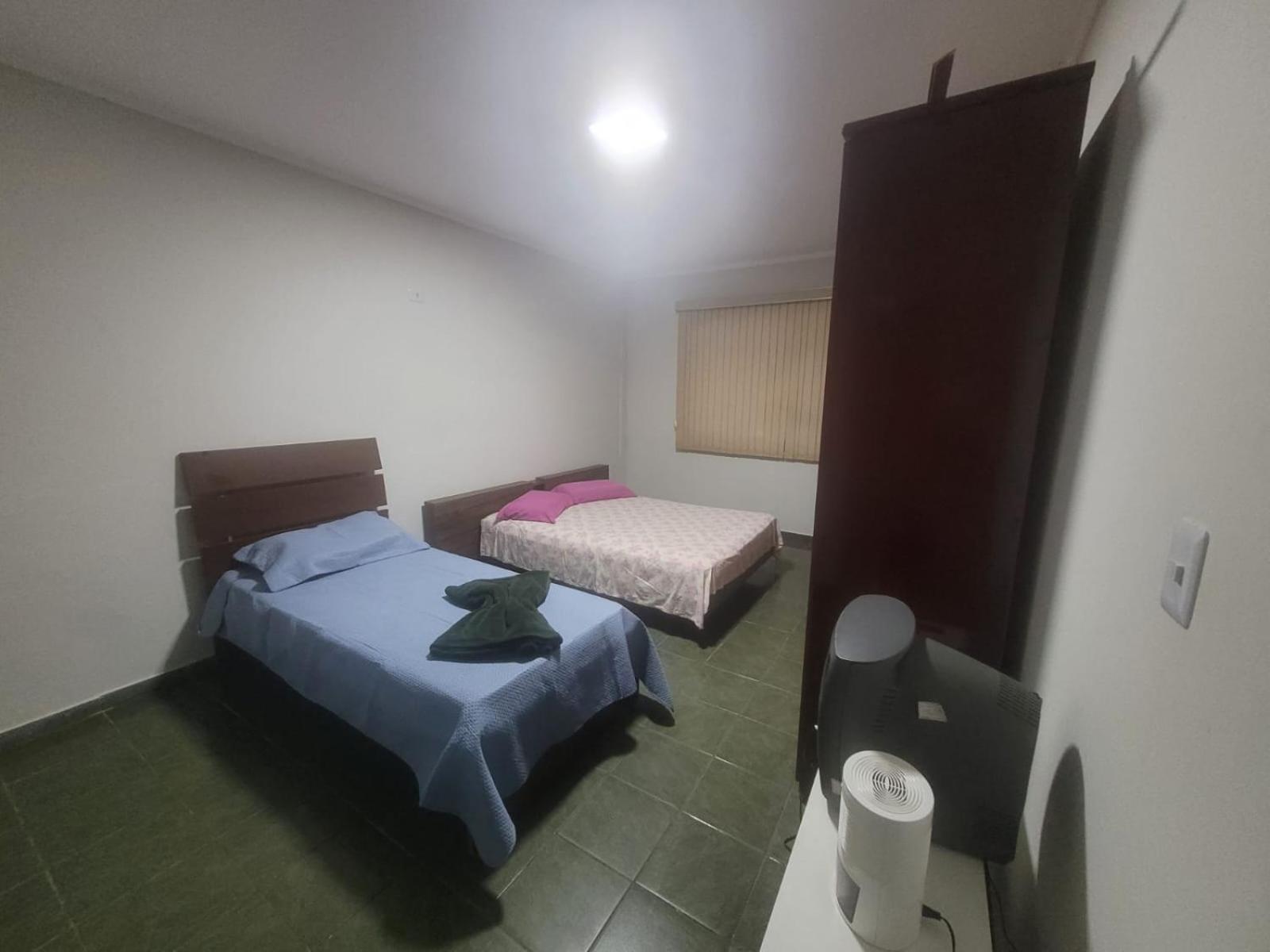 Casa com dois quartos,dois banheiros,sendo uma suíte,sala de estar cozinha e garagem