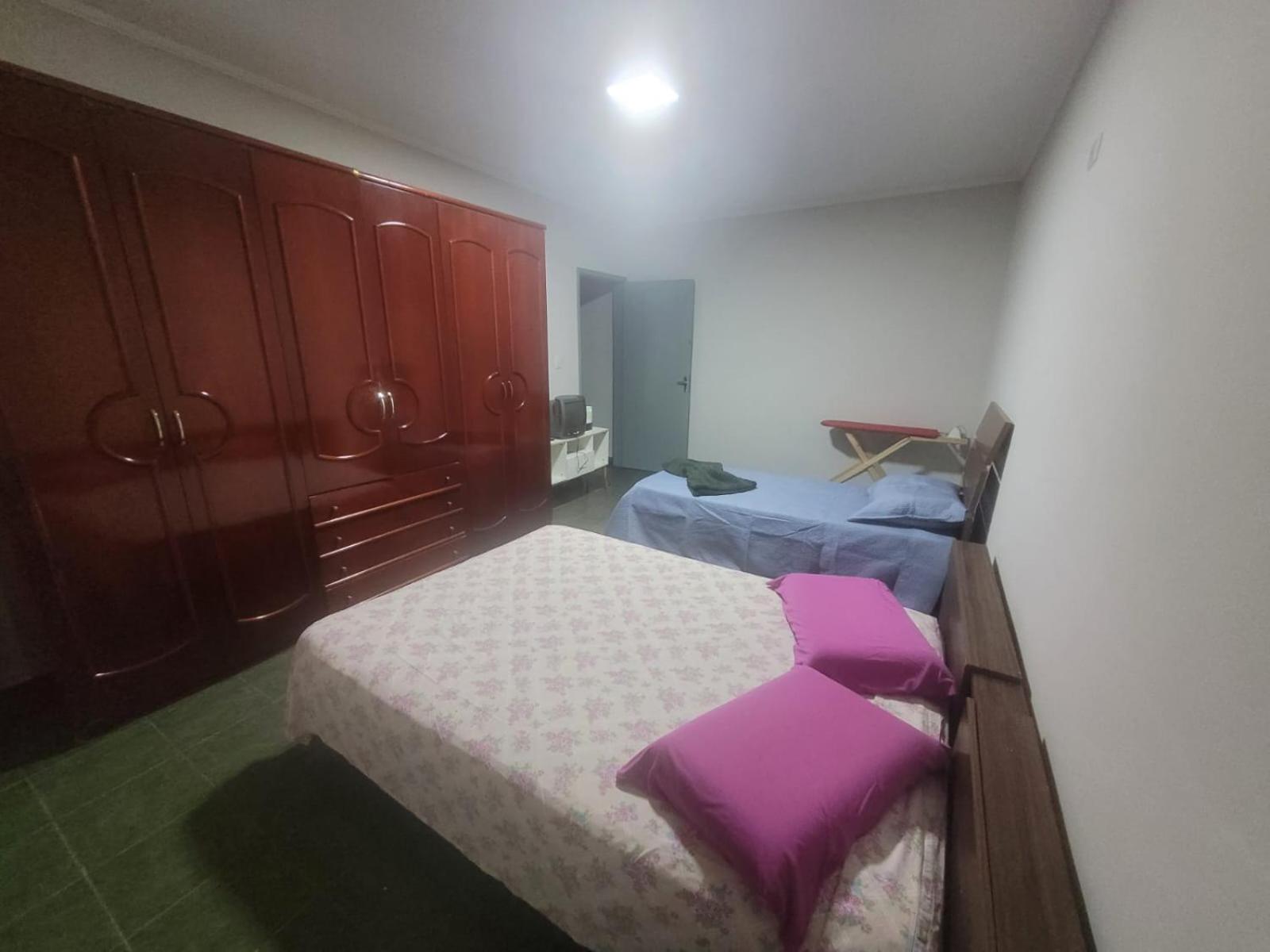 Casa com dois quartos,dois banheiros,sendo uma suíte,sala de estar cozinha e garagem