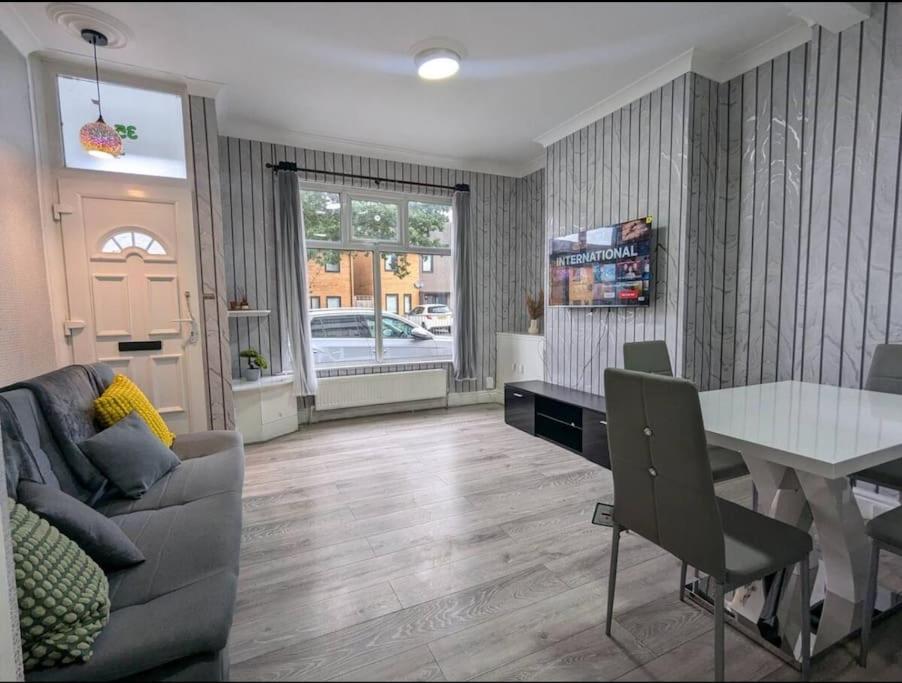 Beautiful 2 bed 1 bath home photo 3