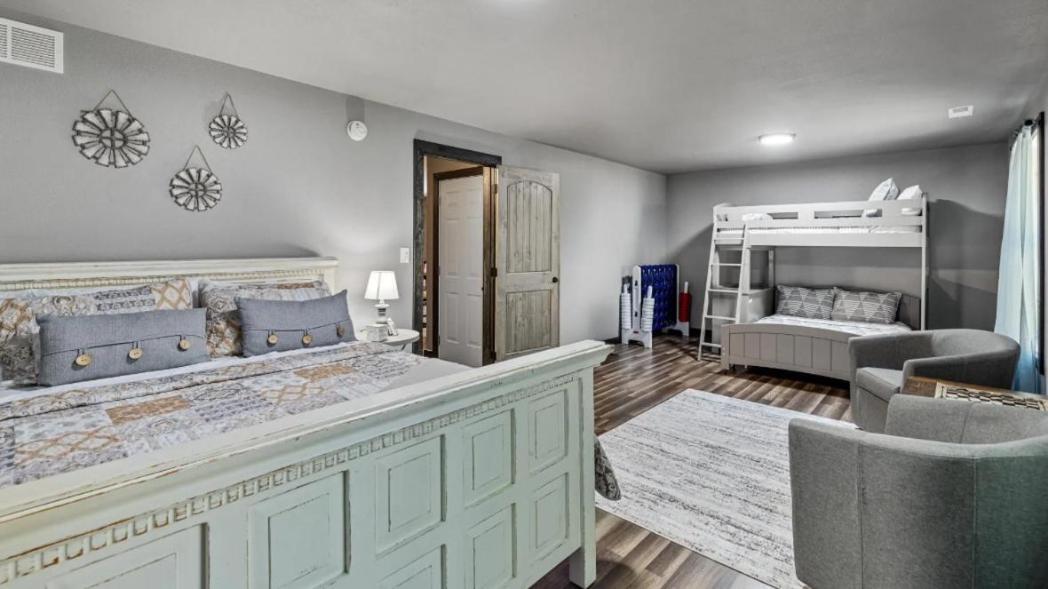 Lil Cabin in the Cove! MTN views, theater, hot tub, games, king beds, Prime Location! view 2