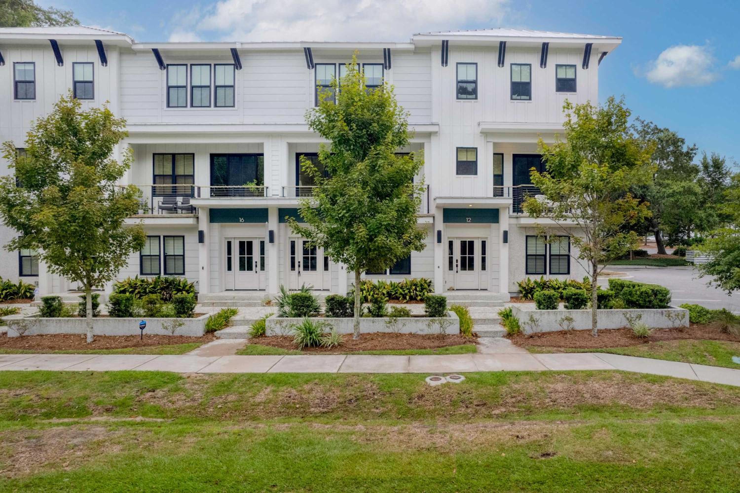 Sincerely Shem- 7 min to Beach and Downtown CHS