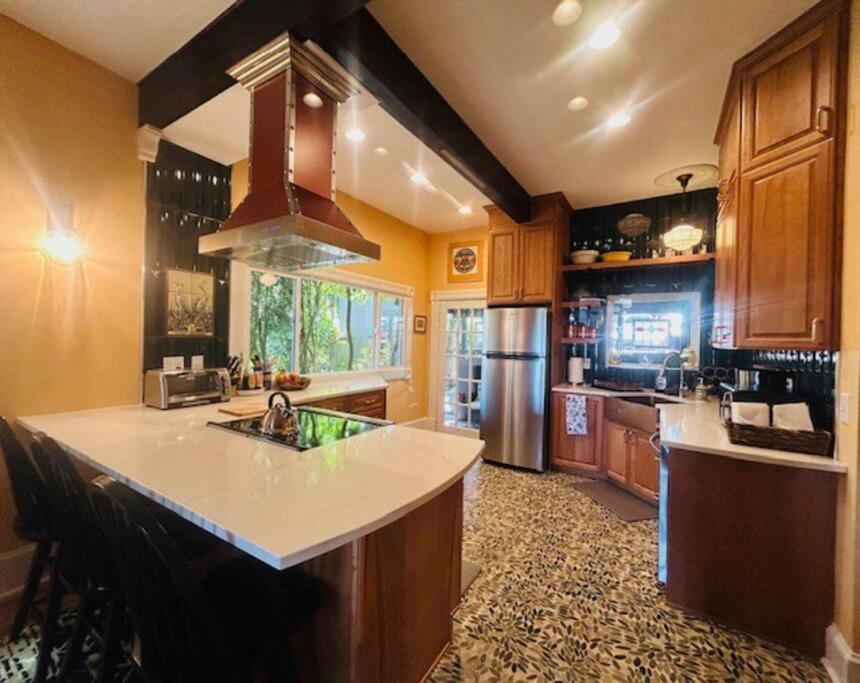 Blue Heron Manor - Historic charm centrally located