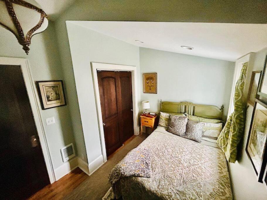 Blue Heron Manor - Historic charm centrally located