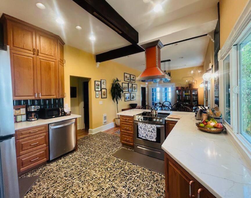 Blue Heron Manor - Historic charm centrally located