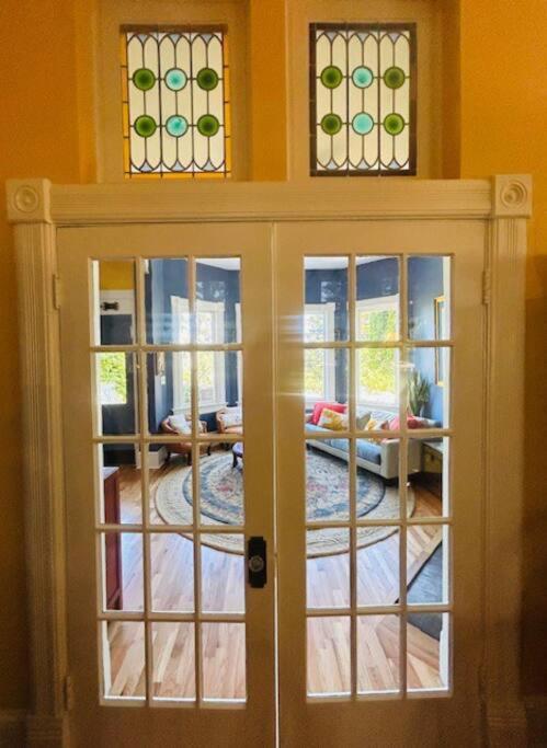 Blue Heron Manor - Historic charm centrally located