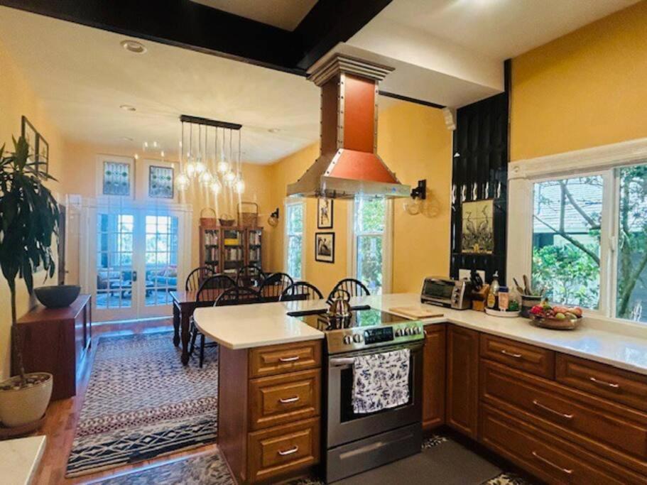 Blue Heron Manor - Historic charm centrally located