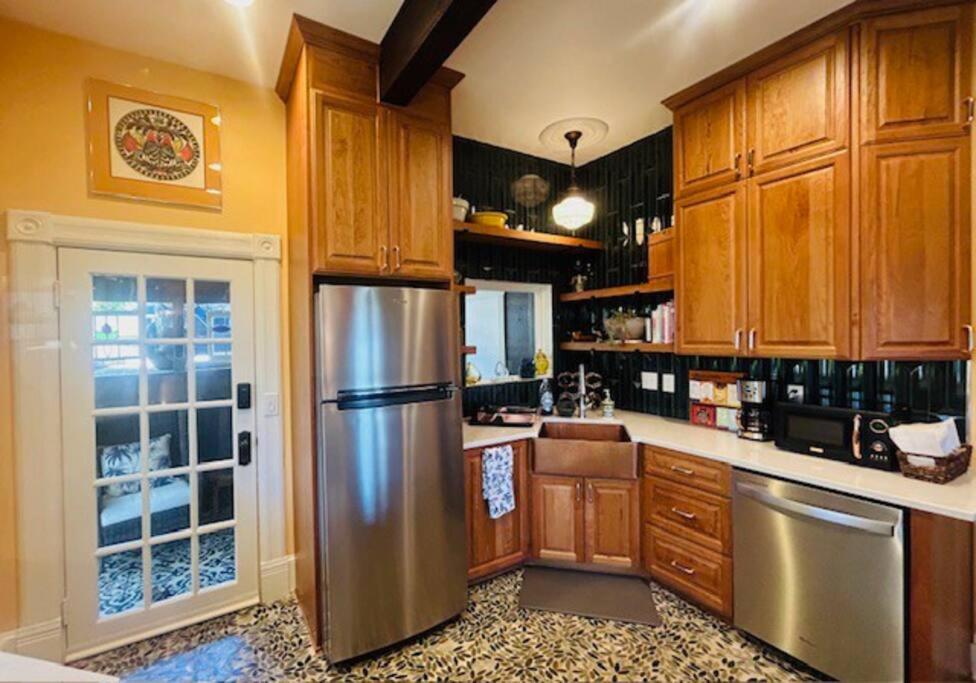 Blue Heron Manor - Historic charm centrally located