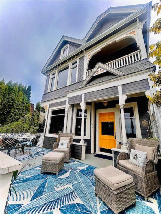 Blue Heron Manor - Historic charm centrally located