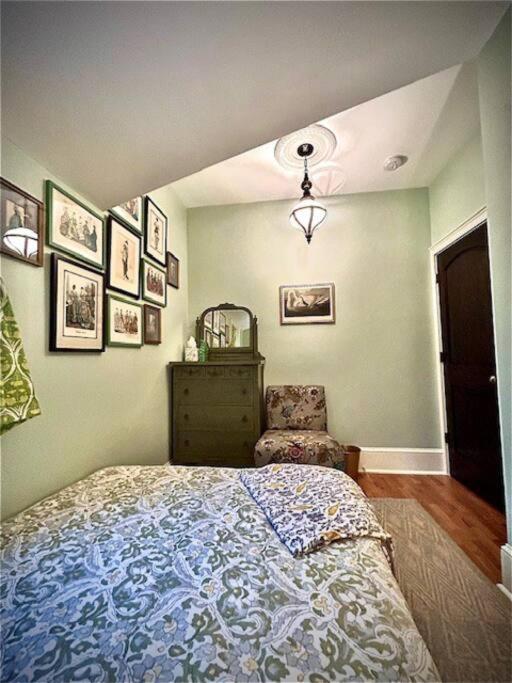 Blue Heron Manor - Historic charm centrally located