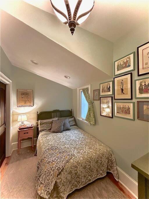 Blue Heron Manor - Historic charm centrally located