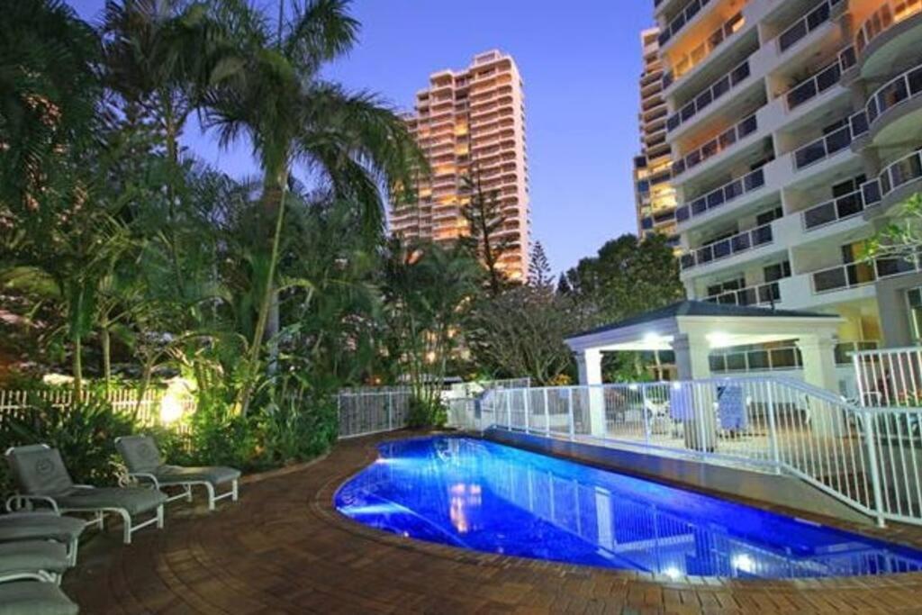 Oscar on Main 2B - Heart of Main Beach Ocean Views - Hosted by Coastal Letting Co.