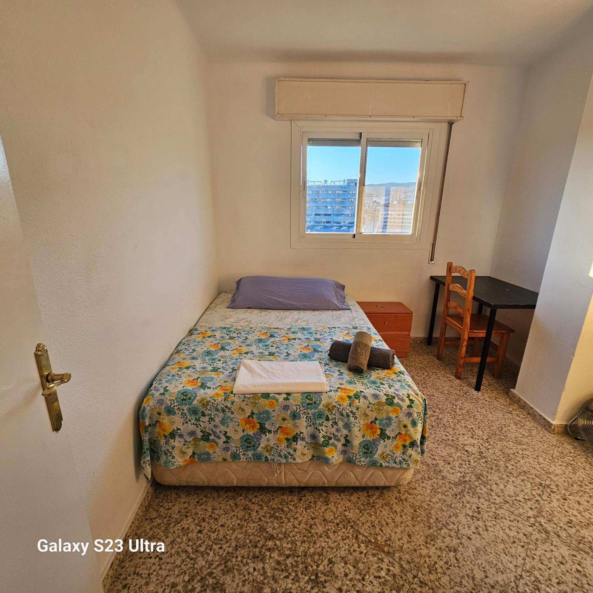 B Habitación preciosa grande privada centro Málaga y cerca de la playa Wi-Fi