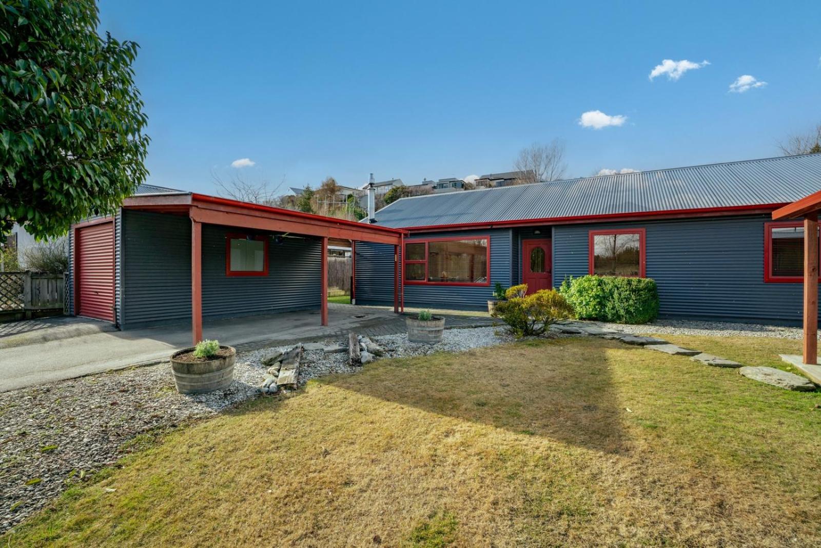 Bluebelle Retreat - Arrowtown Home view 3