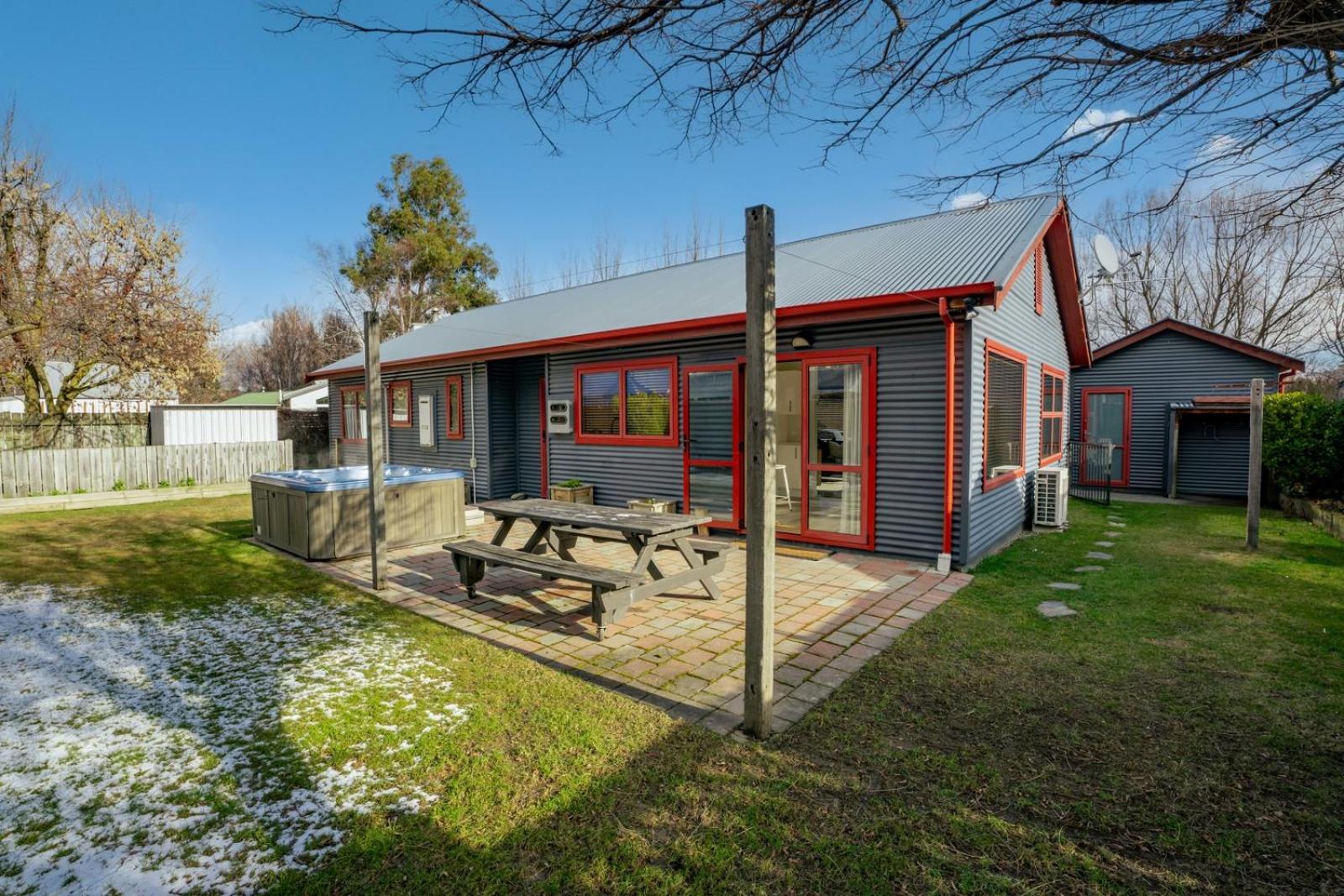 Bluebelle Retreat - Arrowtown Home view 2