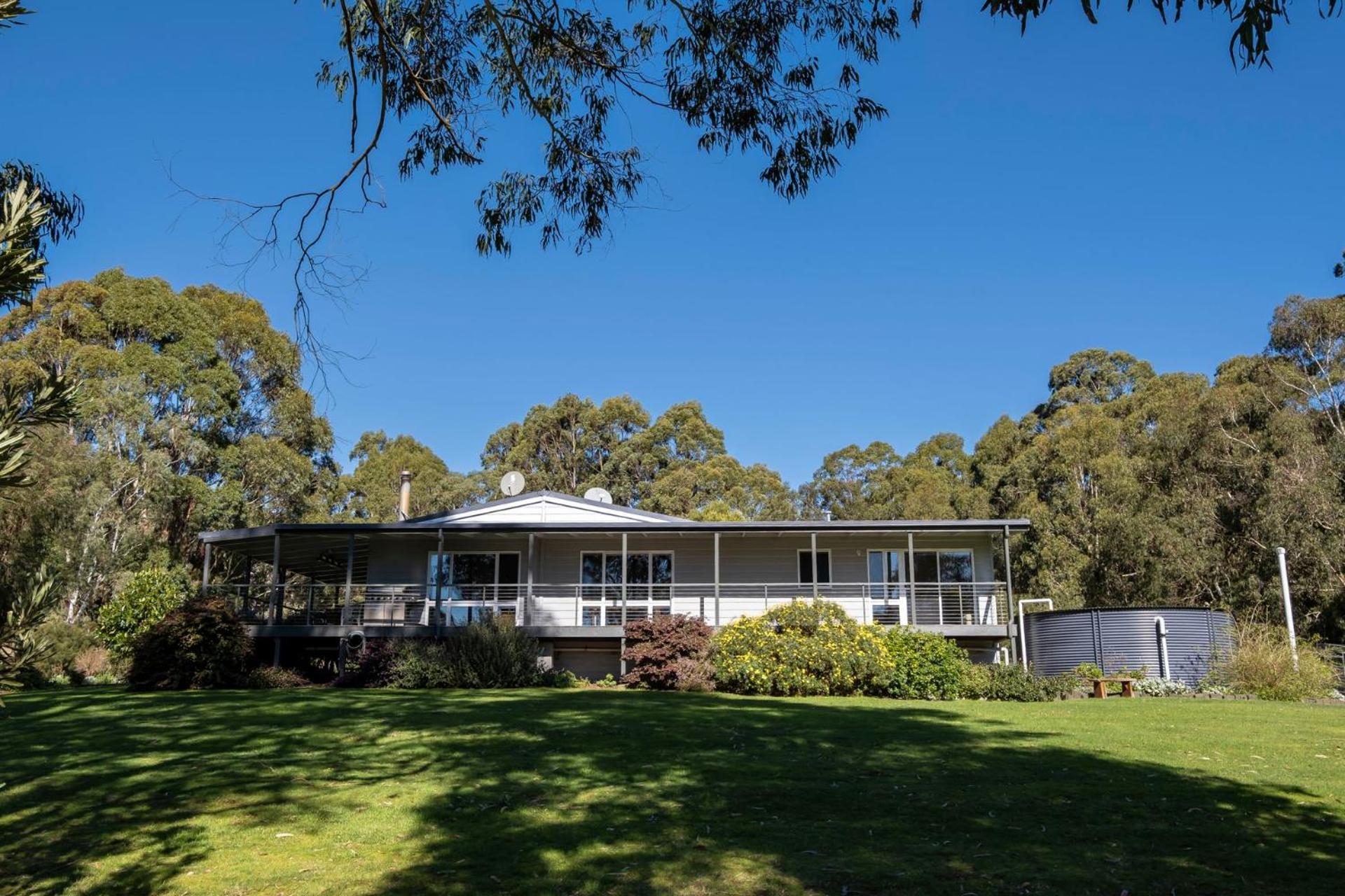 Otway Valley Lodge - koalas in the garden, wood fired hot tub