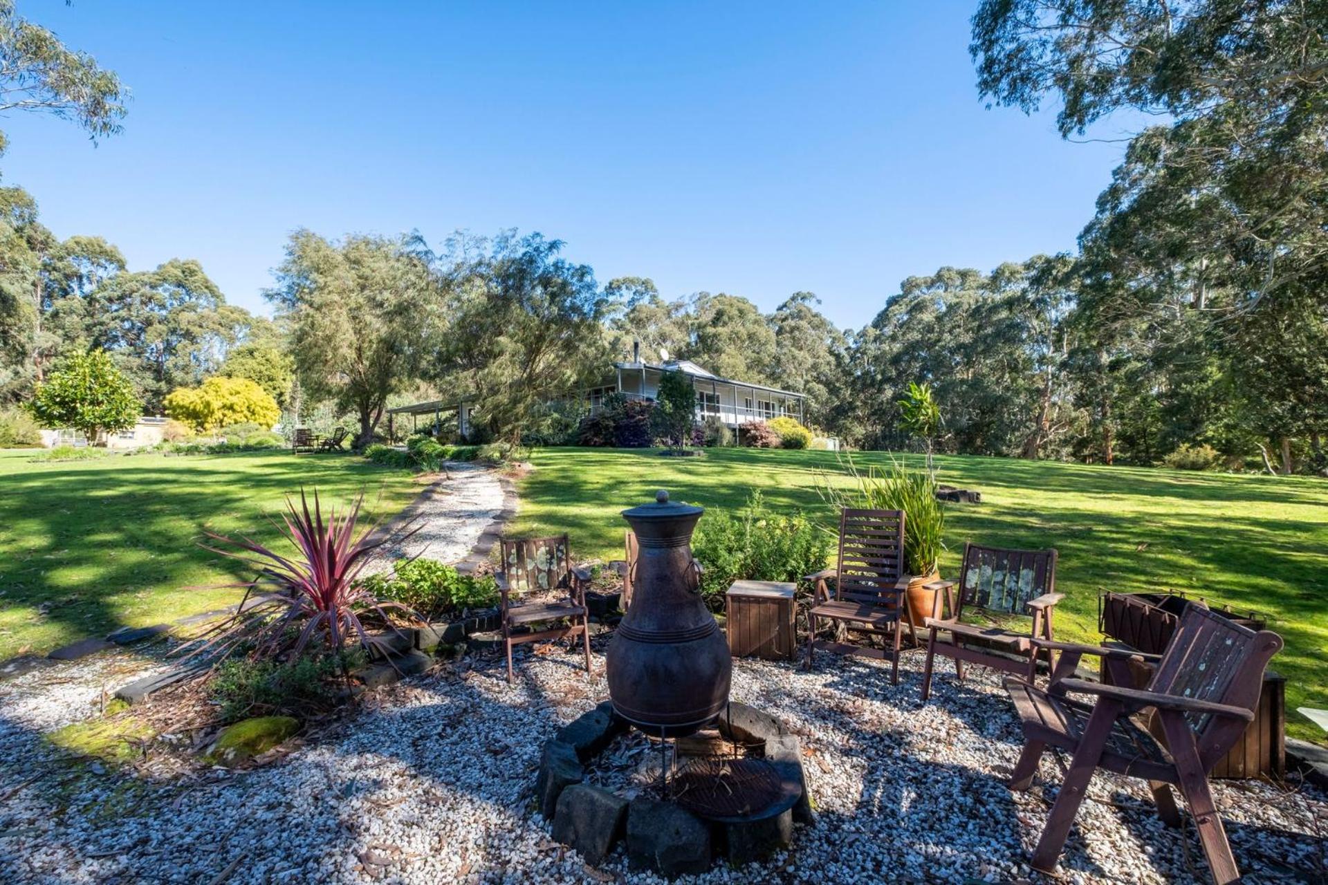 Otway Valley Lodge - koalas in the garden, wood fired hot tub