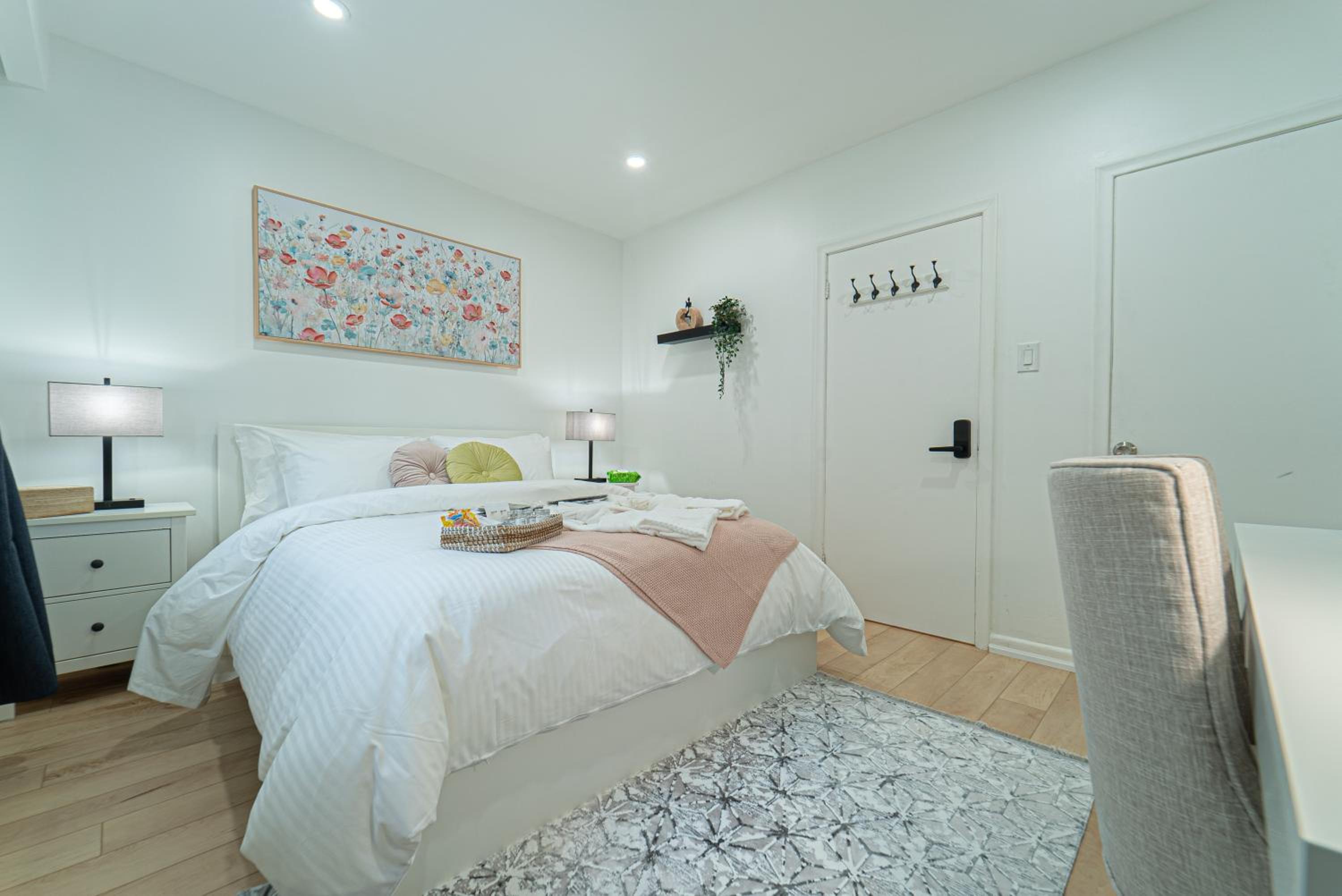 Room with Working space, equipped kitchen, Comfortable bed