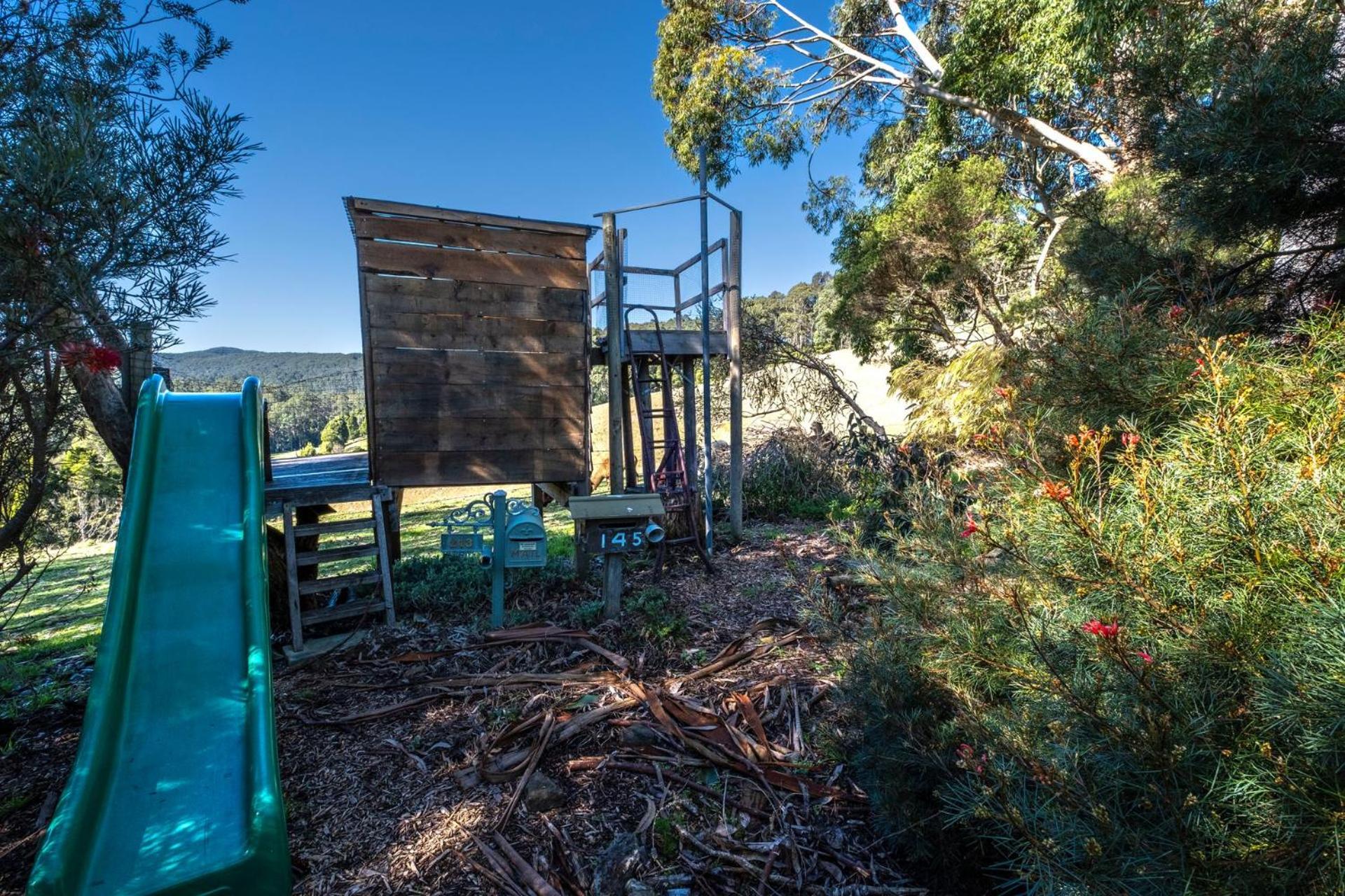 Otway Valley Lodge - koalas in the garden, wood fired hot tub