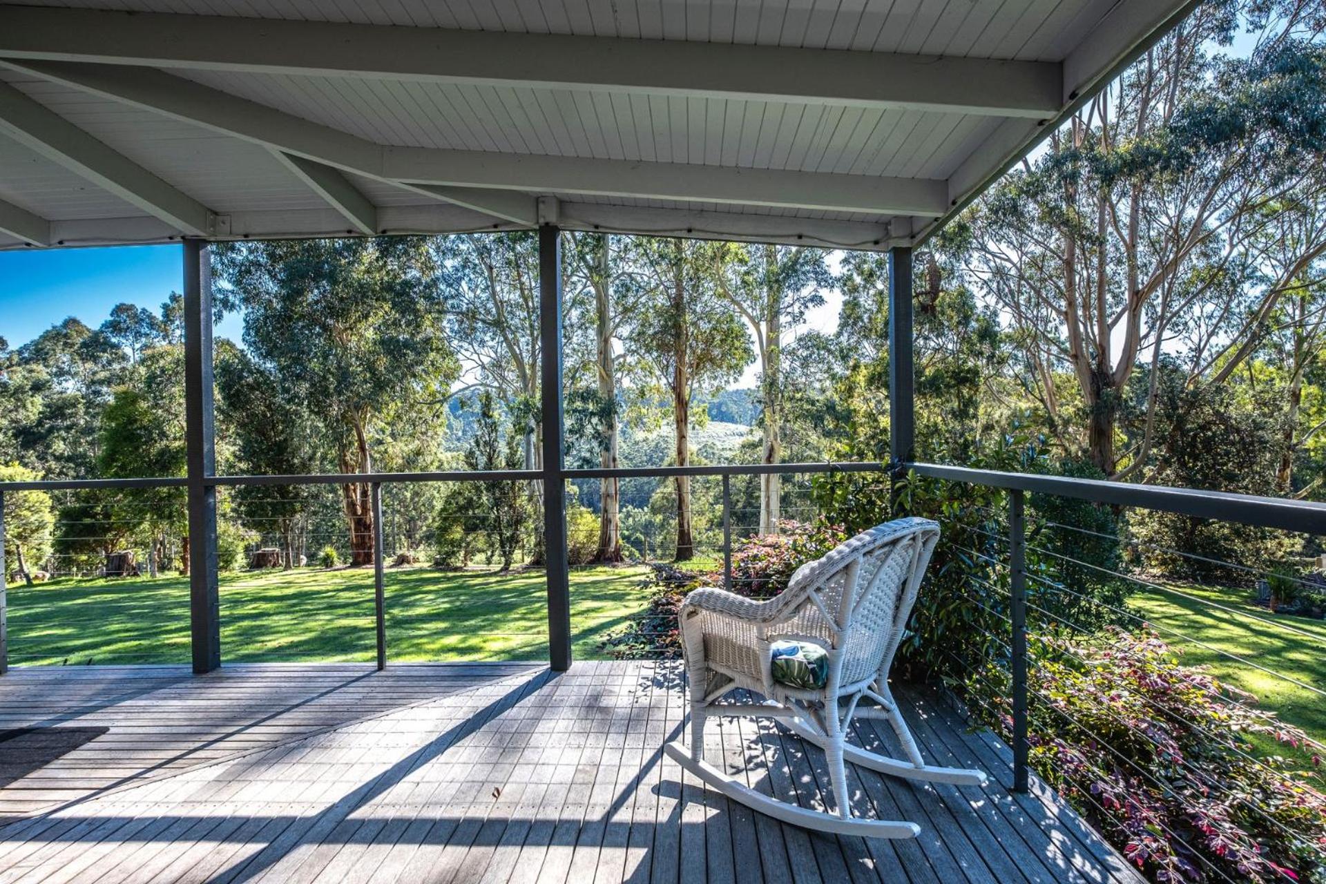 Otway Valley Lodge - koalas in the garden, wood fired hot tub