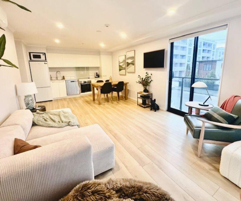 Central City Apartment 'The Olive' view 3