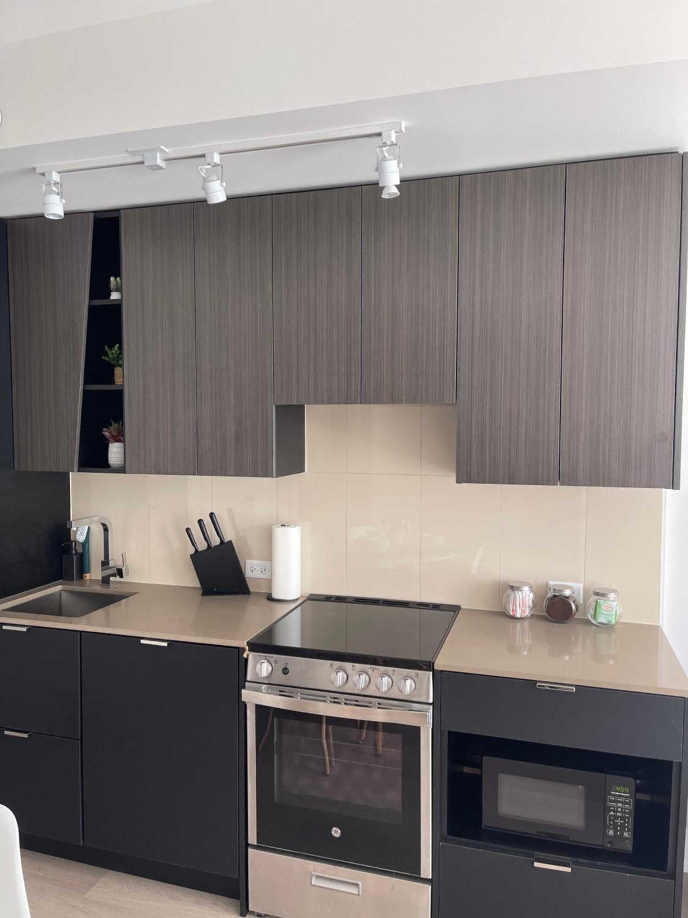 Cozy 1 bedroom condo by Square One