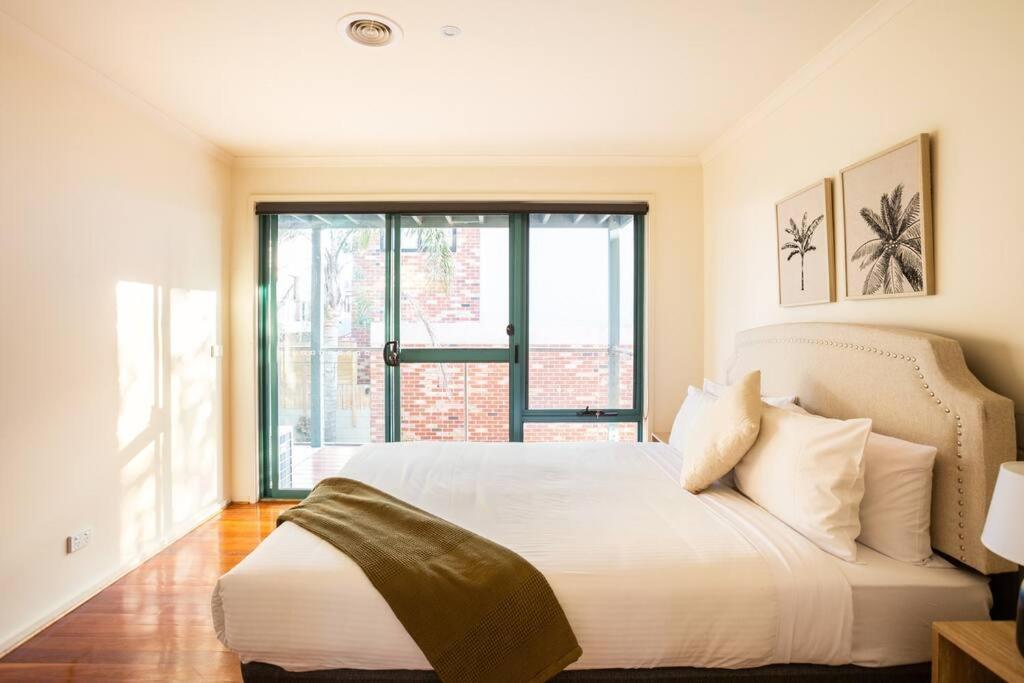 Glorious 3-BRM Family House at Aspendale Beach
