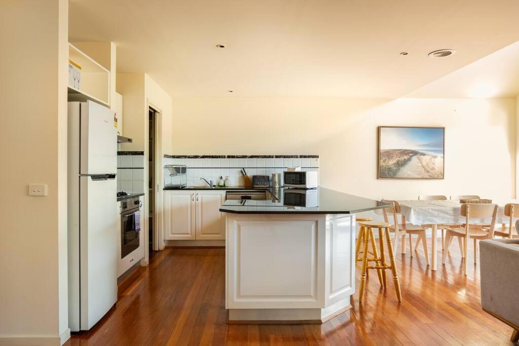 Glorious 3-BRM Family House at Aspendale Beach