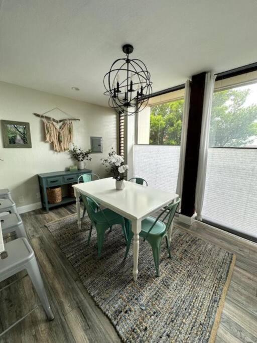 Valley Vibes and Beach Bliss Condo for Family Nomads