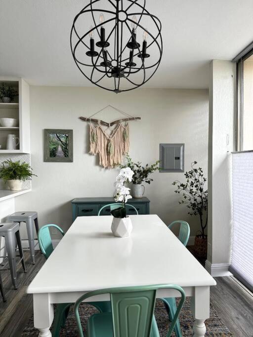 Valley Vibes and Beach Bliss Condo for Family Nomads