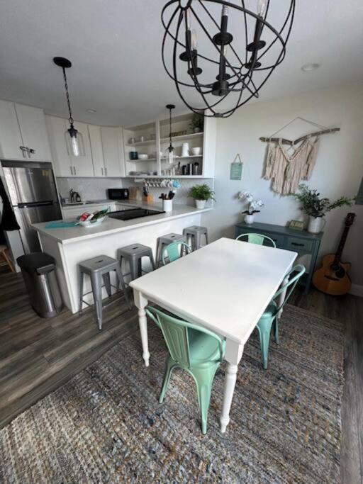 Valley Vibes and Beach Bliss Condo for Family Nomads