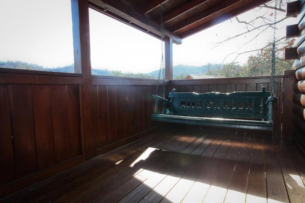 Moon Shadow - Beautiful Cabin 1 mile from Parkway view 5