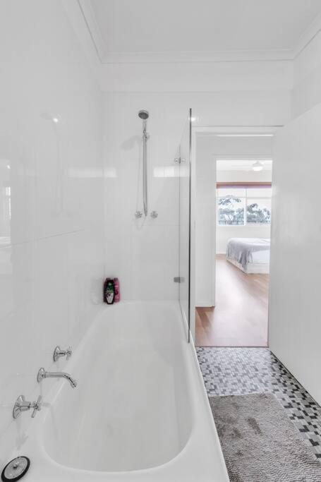 Charming Modern Retreat with Scenic View - Burnside