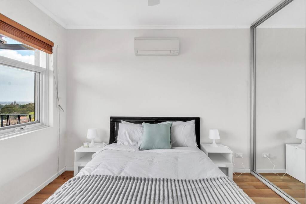 Charming Modern Retreat with Scenic View - Burnside
