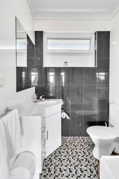 Charming Modern Retreat with Scenic View - Burnside